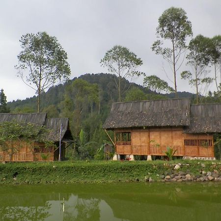 Villa Kampung Karuhun Sutan Raja Bandung Luaran gambar