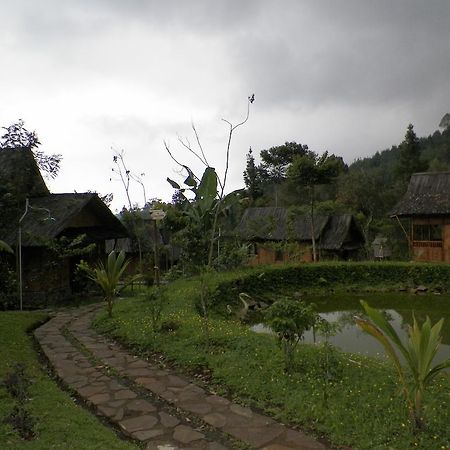 Villa Kampung Karuhun Sutan Raja Bandung Luaran gambar