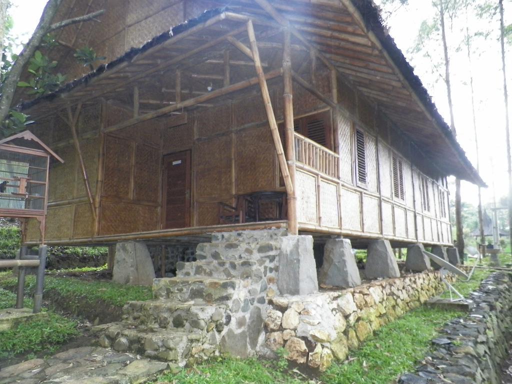 Villa Kampung Karuhun Sutan Raja Bandung Bilik gambar