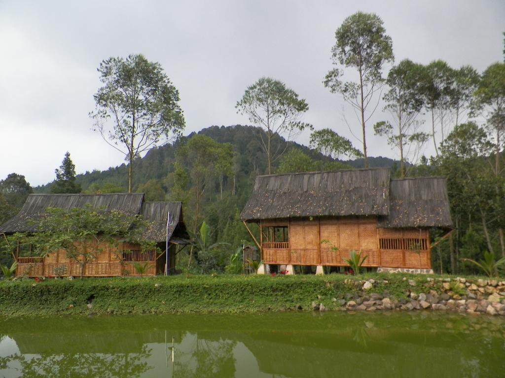 Villa Kampung Karuhun Sutan Raja Bandung Luaran gambar