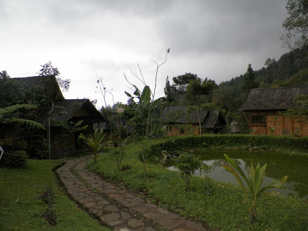 Villa Kampung Karuhun Sutan Raja Bandung Luaran gambar