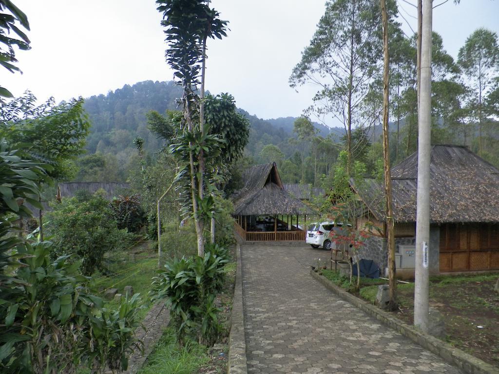 Villa Kampung Karuhun Sutan Raja Bandung Luaran gambar