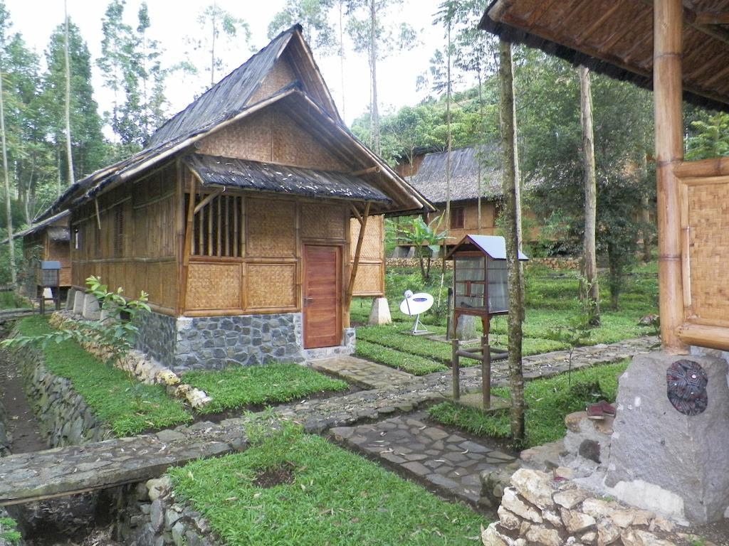 Villa Kampung Karuhun Sutan Raja Bandung Luaran gambar