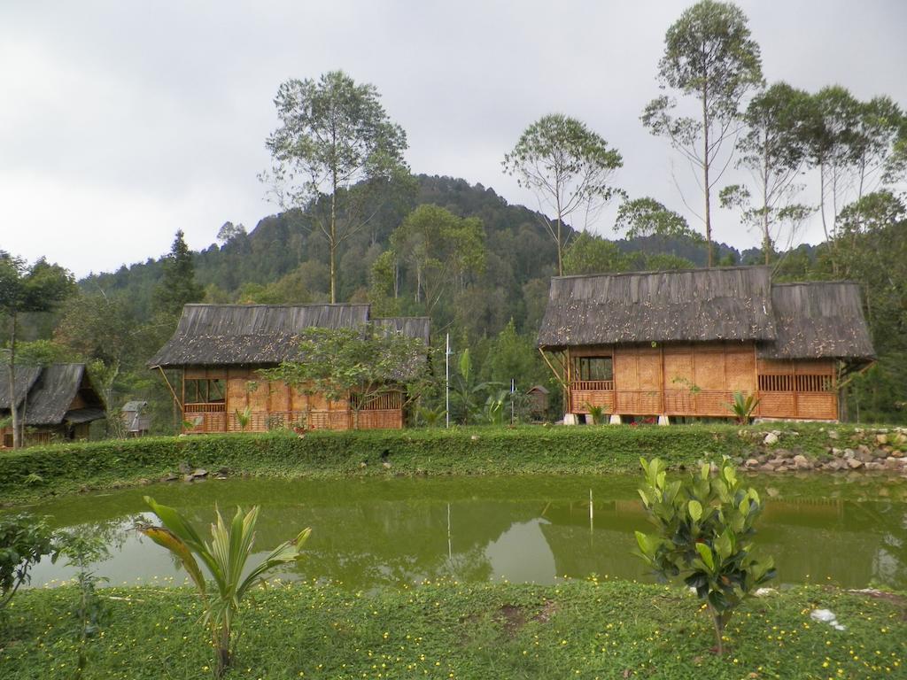 Villa Kampung Karuhun Sutan Raja Bandung Luaran gambar