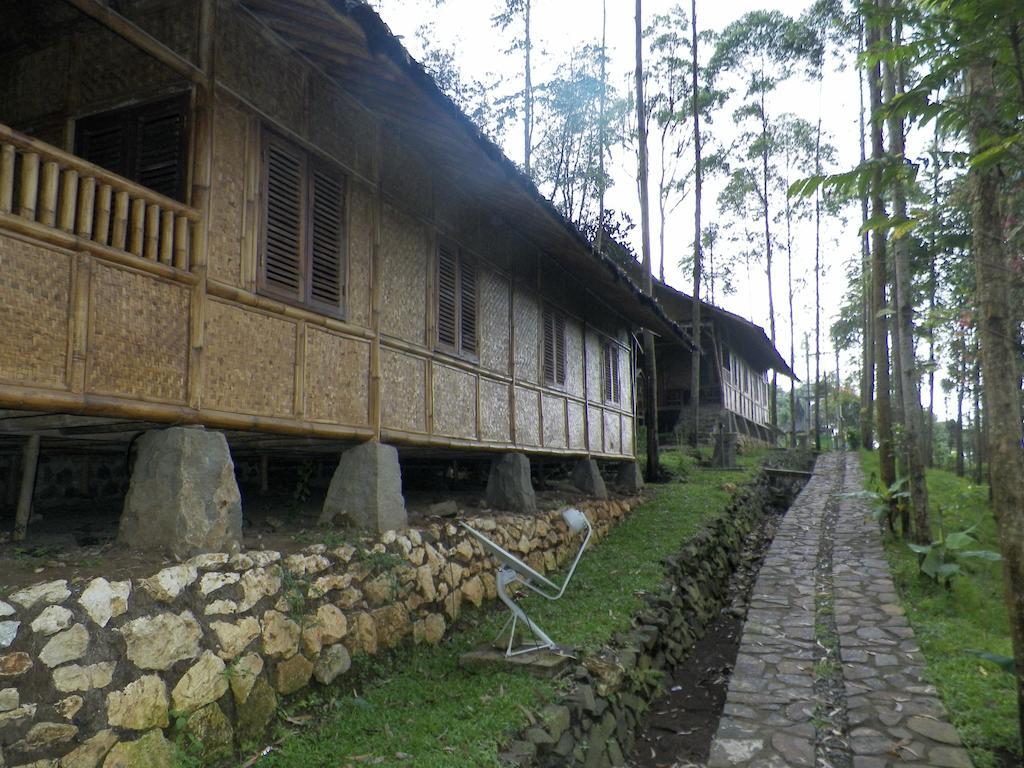 Villa Kampung Karuhun Sutan Raja Bandung Luaran gambar